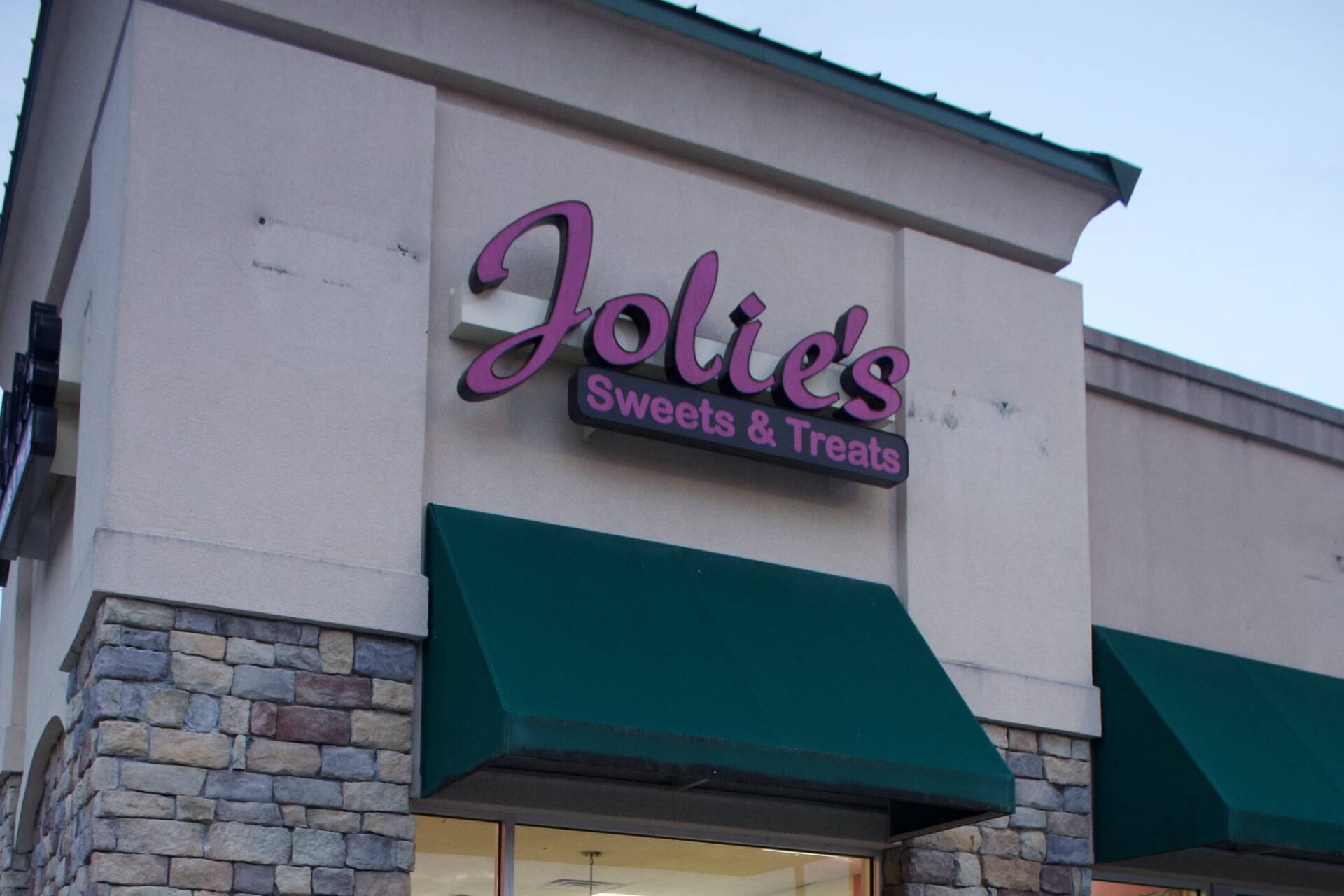 Exterior-of-Jolies-Sweets-Treats-shop-with-two-chairs-and-a-table-outside-scaled